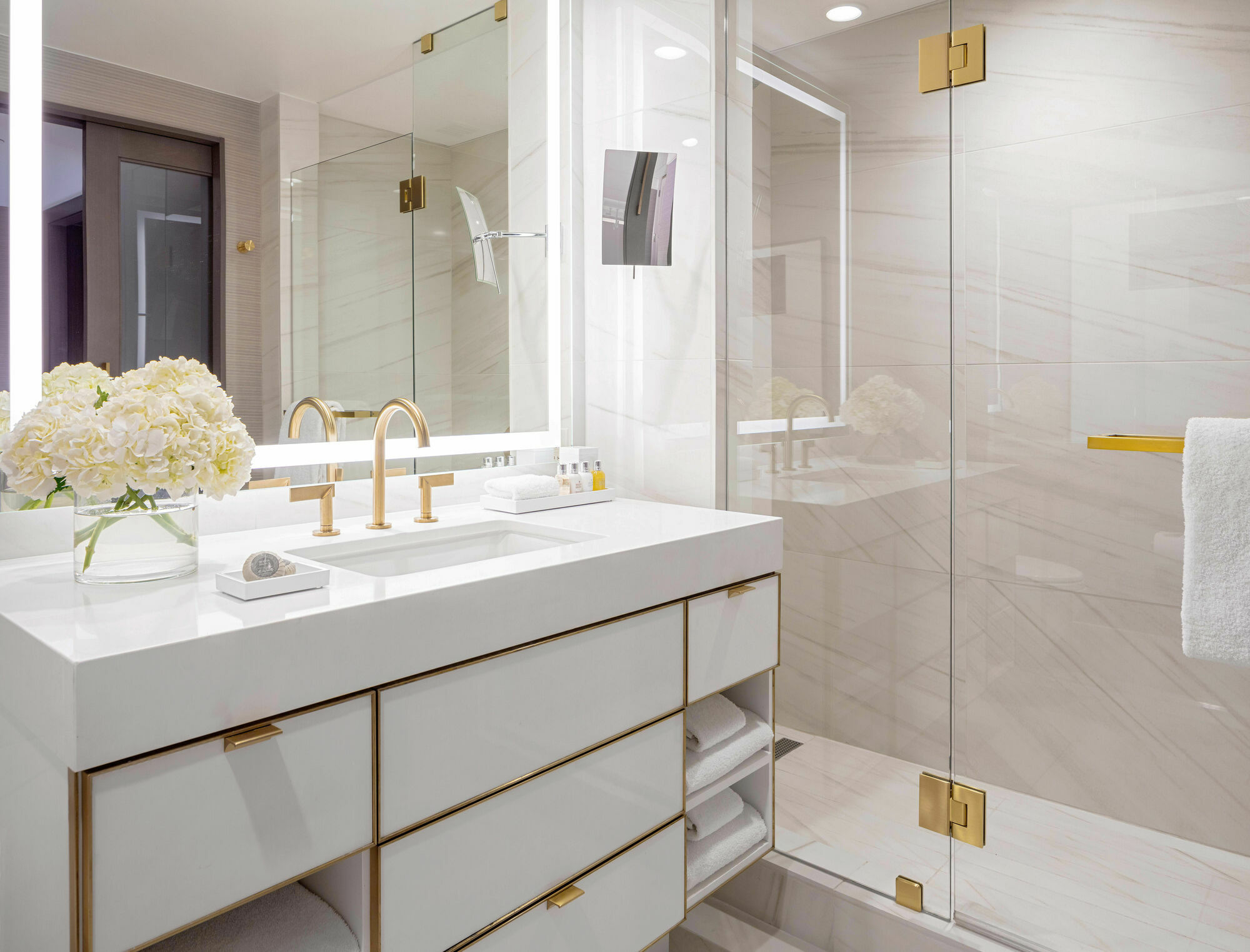 Premier Queen Room Queen Beds Mobility Accessible Roll Shower